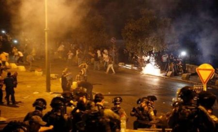 مواجهات عنيفة عقب اقتحام الاحتلال خيمة عزاء شهيد فلسطيني