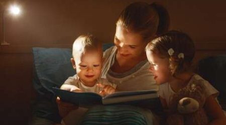 90 بالمئة من الآباء والأمهات لا يقرأون قصص قبل النوم لأبنائهم