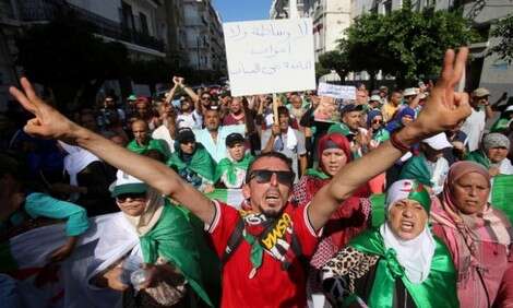 كتاب اعتمد مؤلفه على بساطة اللغة… “من قلب الحراك”…تهامي مجوري يجيب عن أسئلة جوهرية