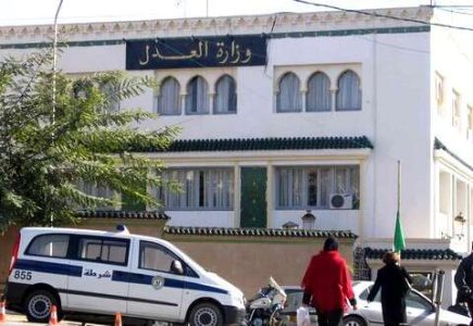 اعتبرت مثل هذه التصرفات لا تليق بسلوك القاضي… وزارة العدل تنفي إنهاء مهام الأمين العام للوزارة