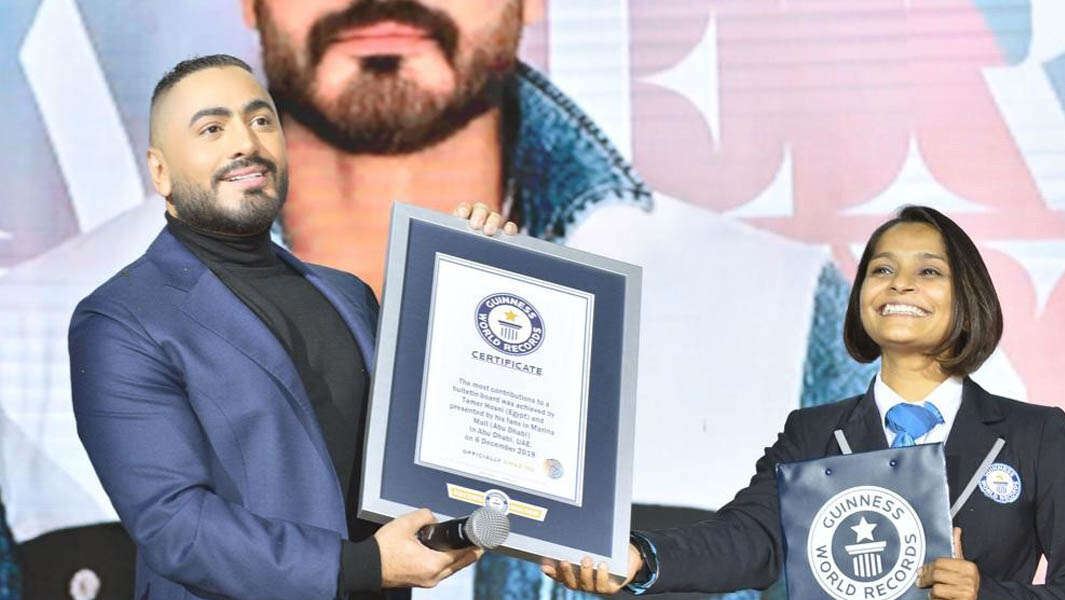 بعد تكذيب “غينيس” له.. تامر حسني يحتفل بالجائزة