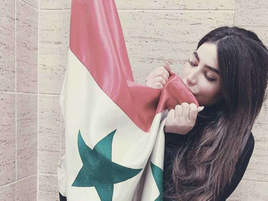 عقب إطلاق سراحها..  انجي خوري تدعو للرئيس السوري وتصفه بـ “أسد العرب والعروبة”!