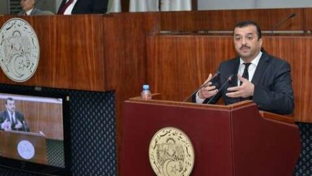 عرقاب:”القيام بدراسة معمقة لتقييم مخزونات الجزائر من المحروقات غير التقليدية”