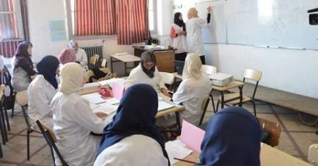 إلزام الأساتذة بإجراء مناقشاتهم خارج ساعات التدريس