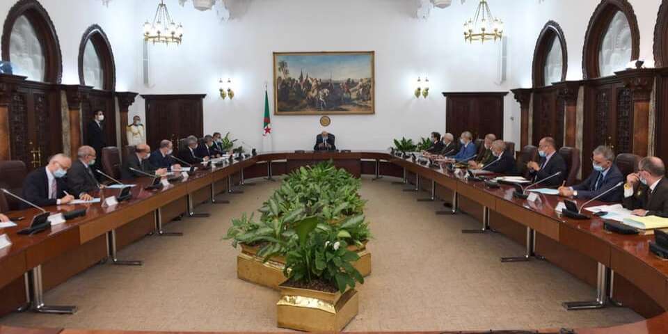 الرئيس تبون يترأس اجتماع مع لجنة رصد ومتابعة الكورونا