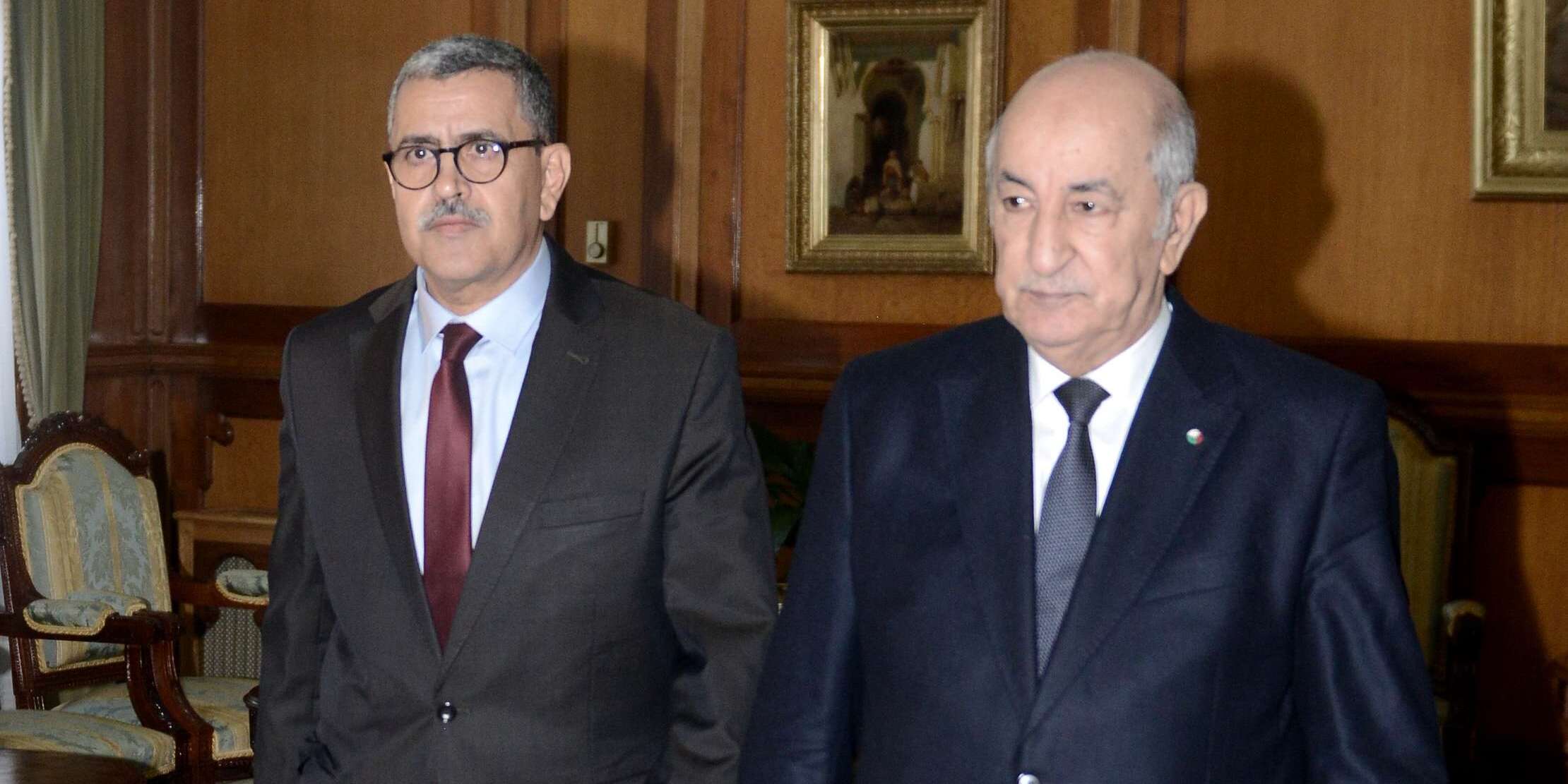• حجر جزئي في كامل البلاد يومي العيد _ • منع سير السيارات والدرجات داخل وبين الولايات _ • معاقبة كل شخص لا يرتدي الكمامات