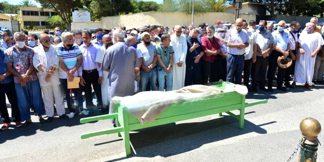 بحضورشقيقه أحمد مقيدا بالأغلال ومحاط بسياج أمني… المحامي العيفة أويحيى يشيع الى مثواه الأخير بمقبرة قاريدي