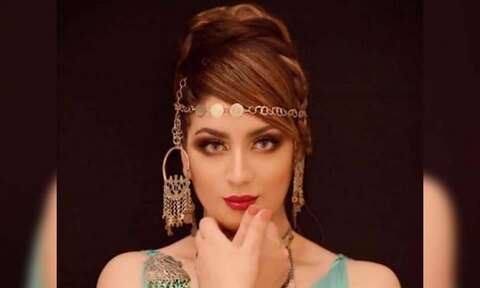 سهيلة بن لشهب تتألق بأزياء التراث الجزائري