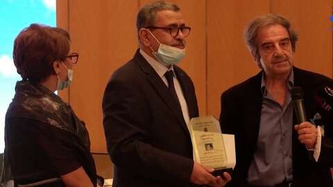 شدد على أن الثقافة جزء في مسار الإصلاح الاقتصادي ومصدر من مصادر الثروة.. الوزير الأول يكرم عددا من الفنانين والمثقفين