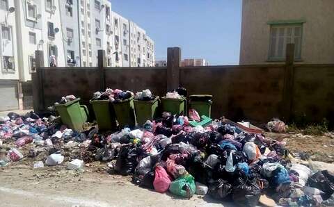 سكان حي حراثن يعيشون حياة بدائية 