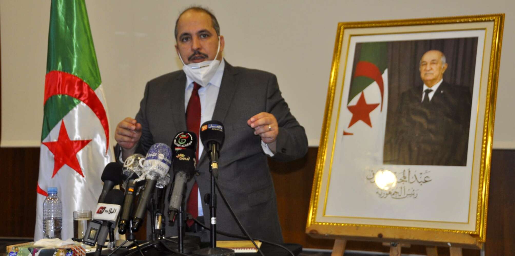 تعهد بتنظيم حملة كبيرة لدعم مشروع الدستور.. بعجي يتوعد دعاة إحالة الأفلان على المتحف