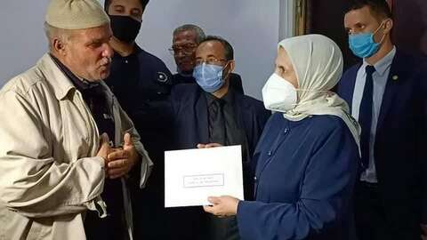 والي تيبازة لبيبة ويناز: إعانات مالية لكل من تضرر من حرائق الجمعة.. ترحيل 20 عائلة تقطن سكنات أتت عليها النيران قريبا