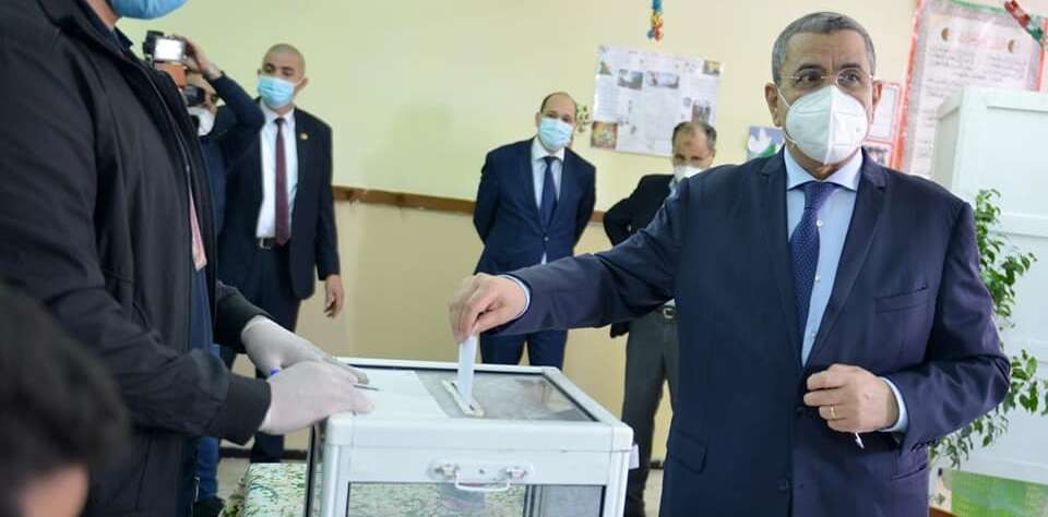 السيد الوزير الأول يؤدي واجبه الانتخابي و يؤكد: ” الصوت اليوم للشعب والمواطن حر في اختياره “