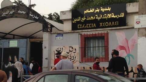 شملت 23 مدرسة ابتدائية.. مير بئر خادم يوزع أدوات مدرسية على المعوزين
