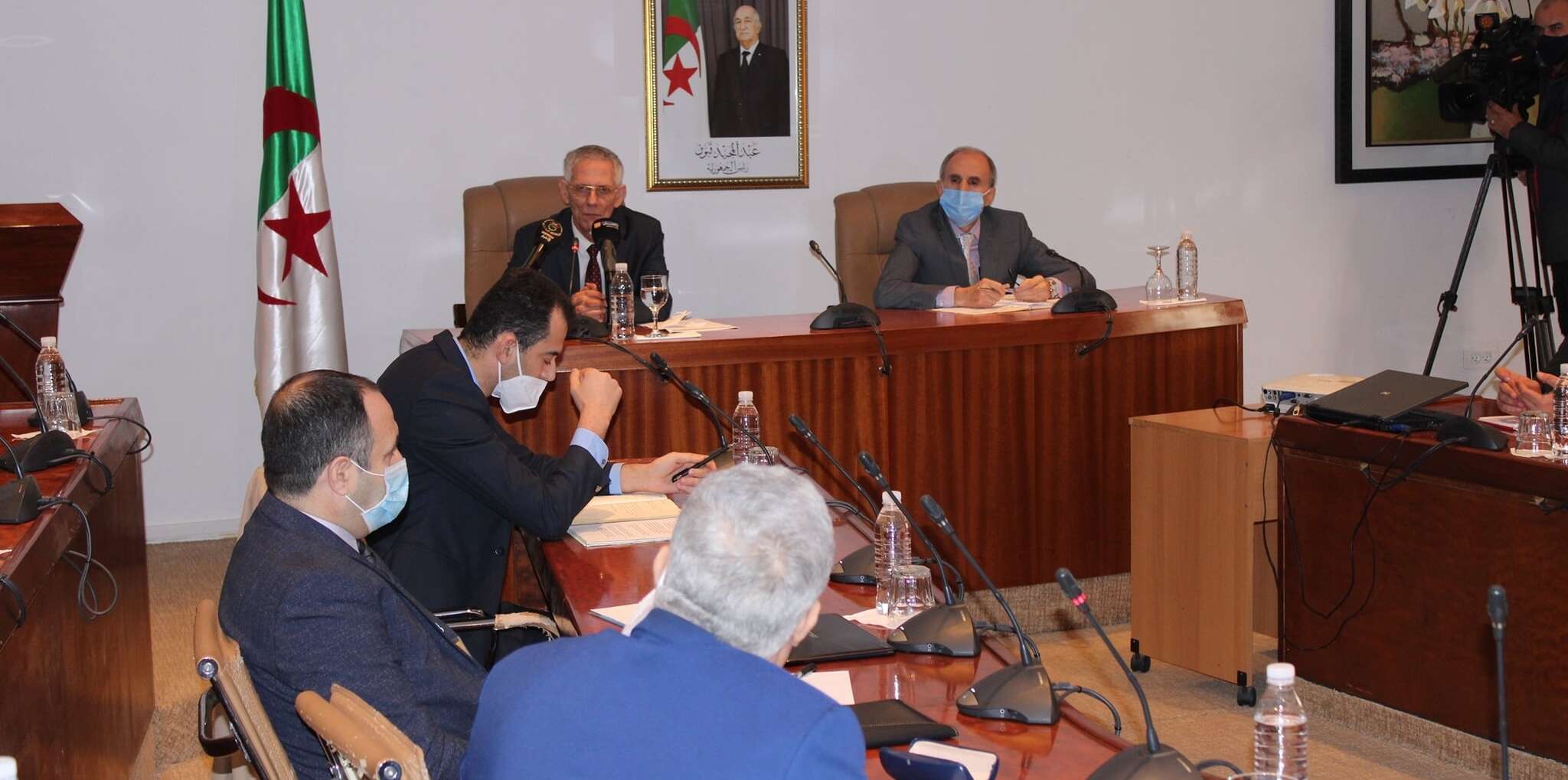 فتح رأسمال المؤسسات العمومية المفلسة عن طريق البورصة.. آيت علي يستنفر البنوك لإنعاش مجمعي “أوني” و”أونيام”