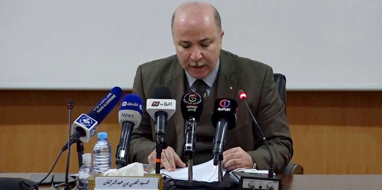 وزير المالية يدعو إلى عدم التهويل ويؤكد أن الاقتصاد الوطني يمتلك العديد من المؤهلات غير المستغلة
