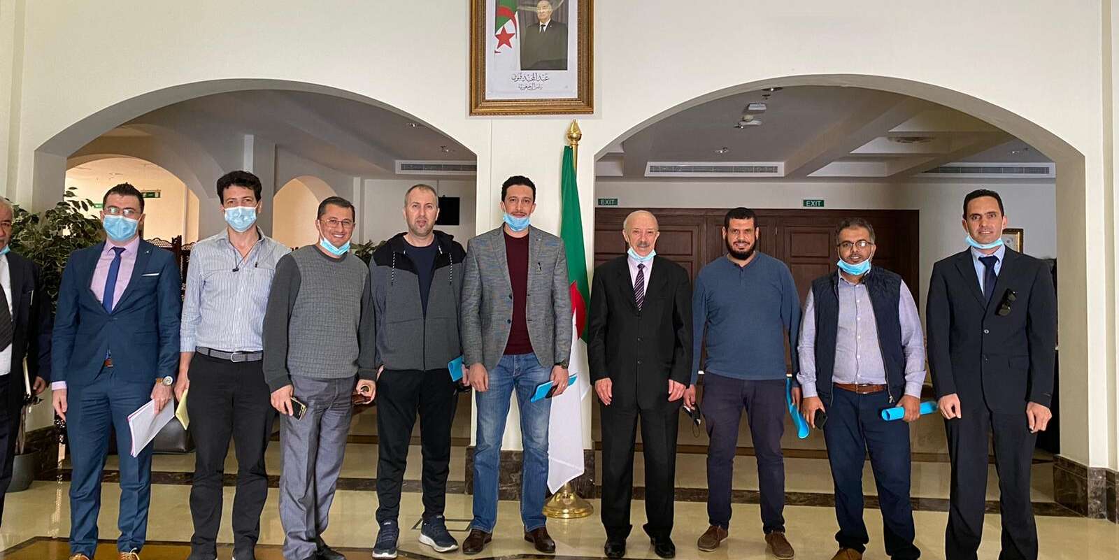 لحثهم على الإستثمار بقطاع المؤسسات المصغرة.. السفير الجزائري بالدوحة يلتقي بأفراد الجالية