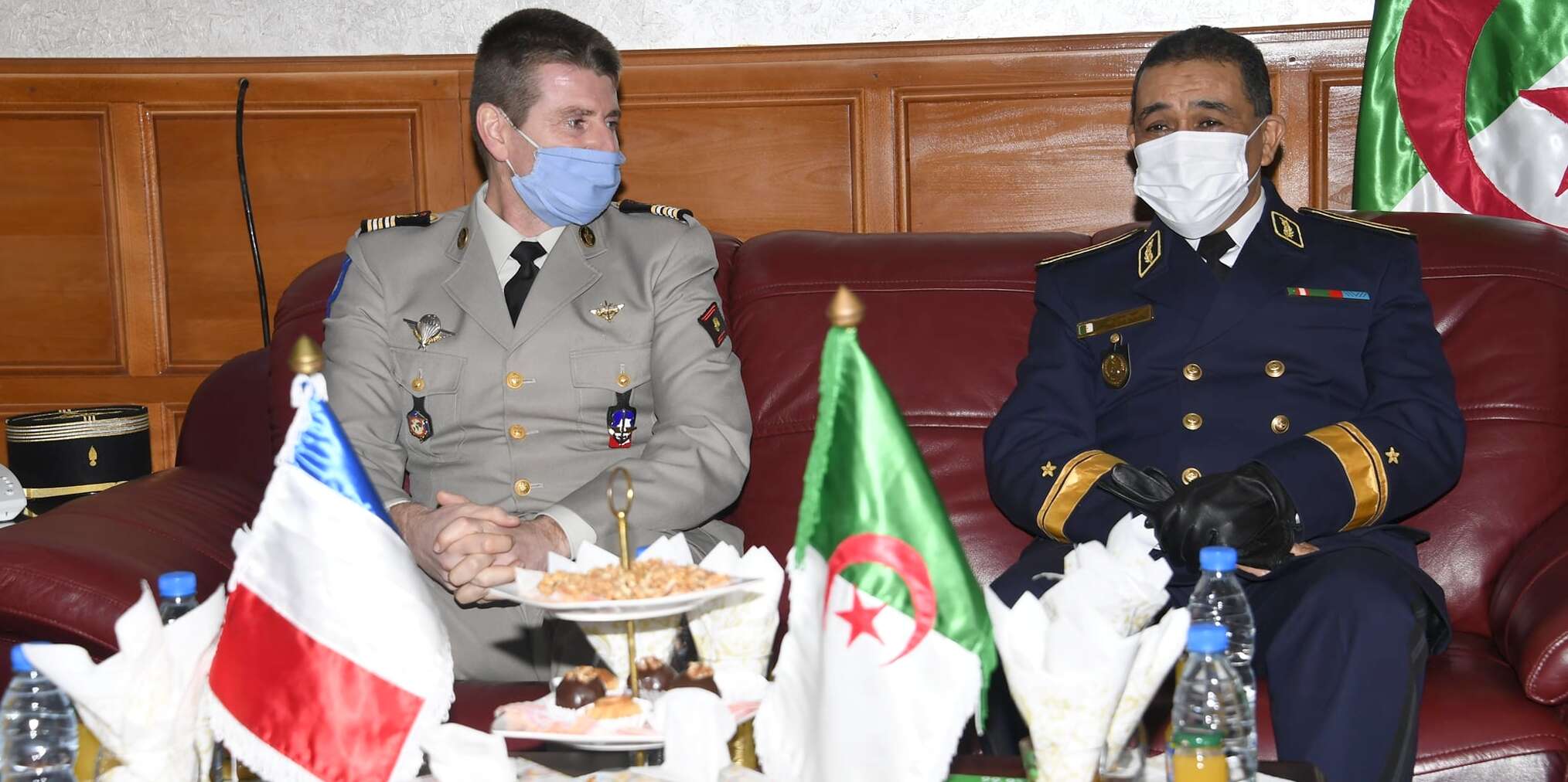 سفينة عسكرية فرنسية ترسو بميناء جن جن 