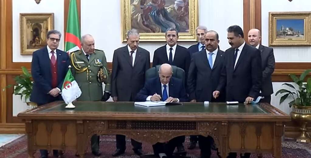 الرئيس تبون يوقع على الدستور الجديد و قانون المالية 2021