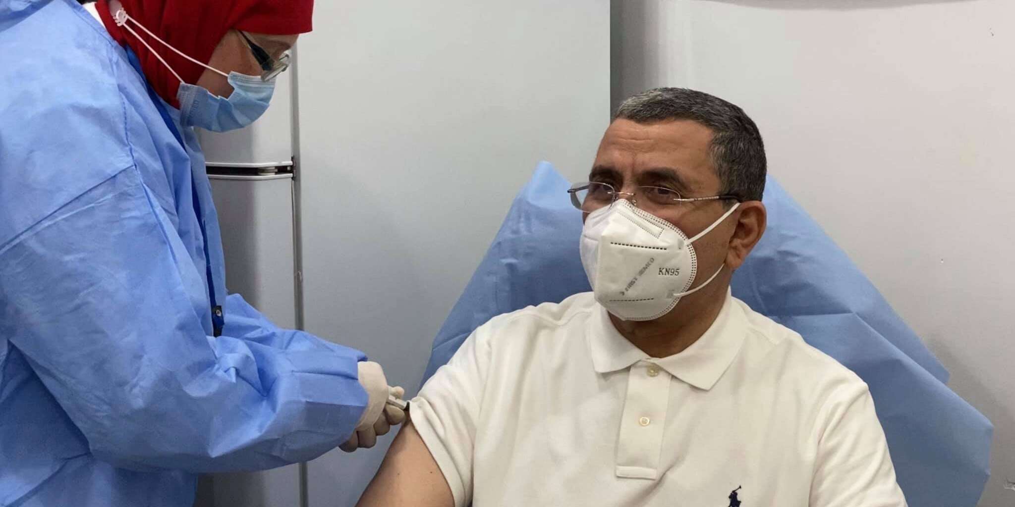 جراد يتلقى لقاح سبوتنيك المضاد لكورونا  بعيادة الينابيع بالعاصمة