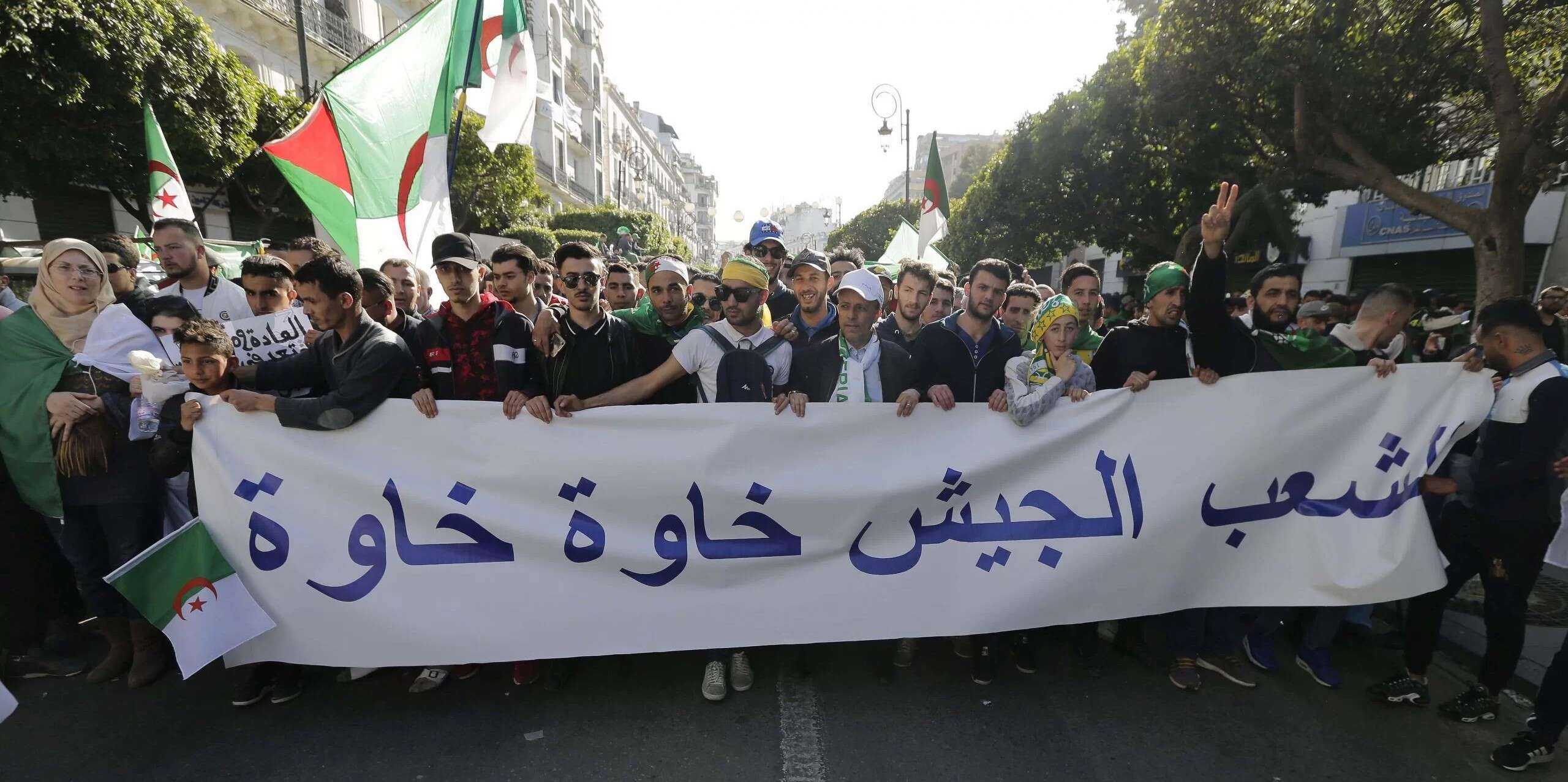 الجيش يحذر زارعي الفوضى في صفوف الشعب.. “الحملات المسعورة التي تستهدف ضرب متانة العلاقة بين الشعب وجيشه لن تفلح أبدا