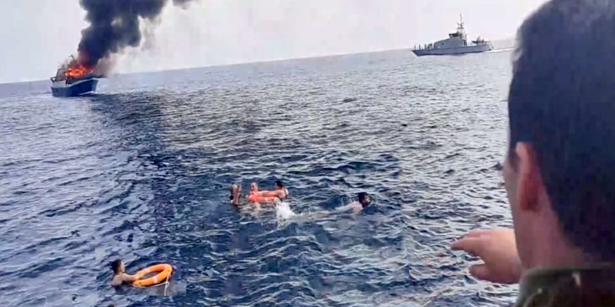 الجيش ينقذ 5 بحارة تعرض مركبهم للغرق بعد احتراقه في عنابة