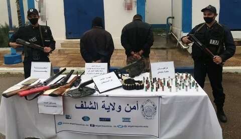 توقيف شخصين وضبط أسلحة نارية من الصنف الخامس في الشلف