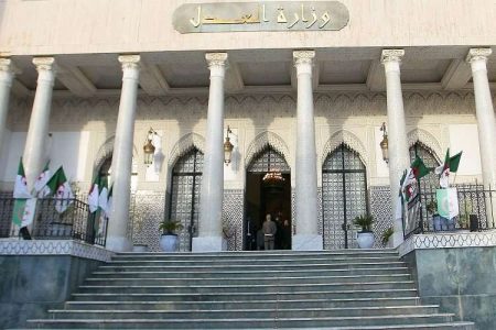 وزارة العدل تشرع في مراجعة القانون الأساسي للقضاء وقانون المجلس الأعلى للقضاء