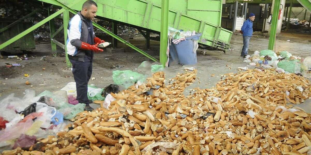 الجزائريون يرمون 535 طن من الخبز في أقل من أسبوعين