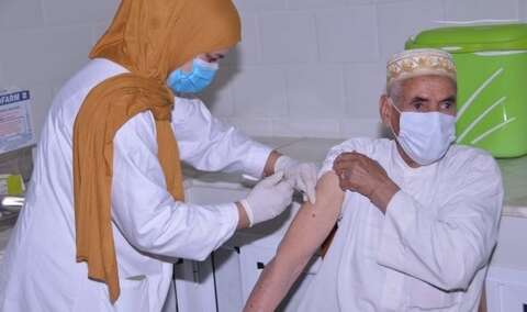 متقاعدو الجيش وعائلاتهم يتلقون لقاحات كورونا في بشار