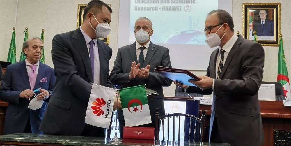 مذكرة تفاهم مع شركة “هواوي” لتسهيل نقل التكنولوجيا في المؤسسات التعليمية