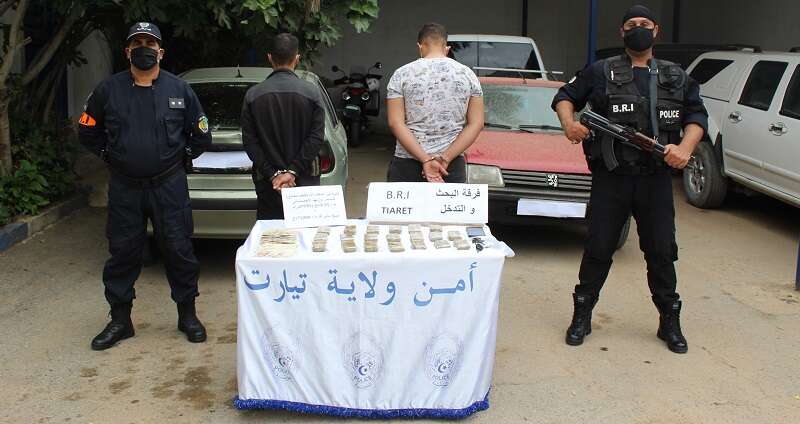 تيارت: توقيف تاجري مخدرات وحجز 20 صفيحة من المخدرات