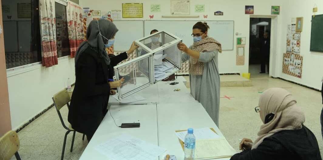 غلق مكاتب التصويت وبداية عملية الفرز عبر ولايات الوطن