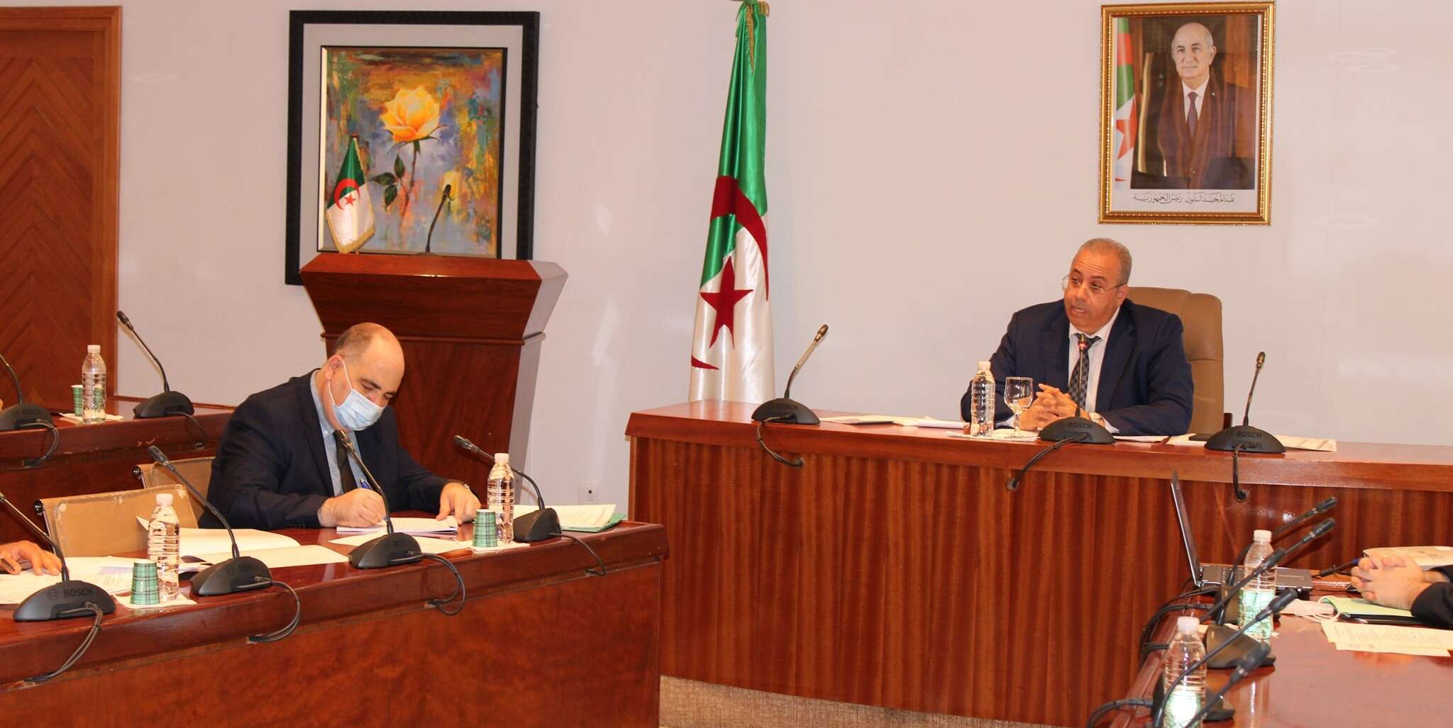 وزير الصناعة يلتقي بمسؤولي المجمع العمومي للصناعات الإلكترونية و الكهرو منزلية