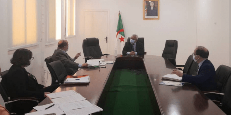 وزير الصناعة الصيدلانية يعقد اجتماعا حول اقتناء وصيانة أجهزة التموين بالأكسجين