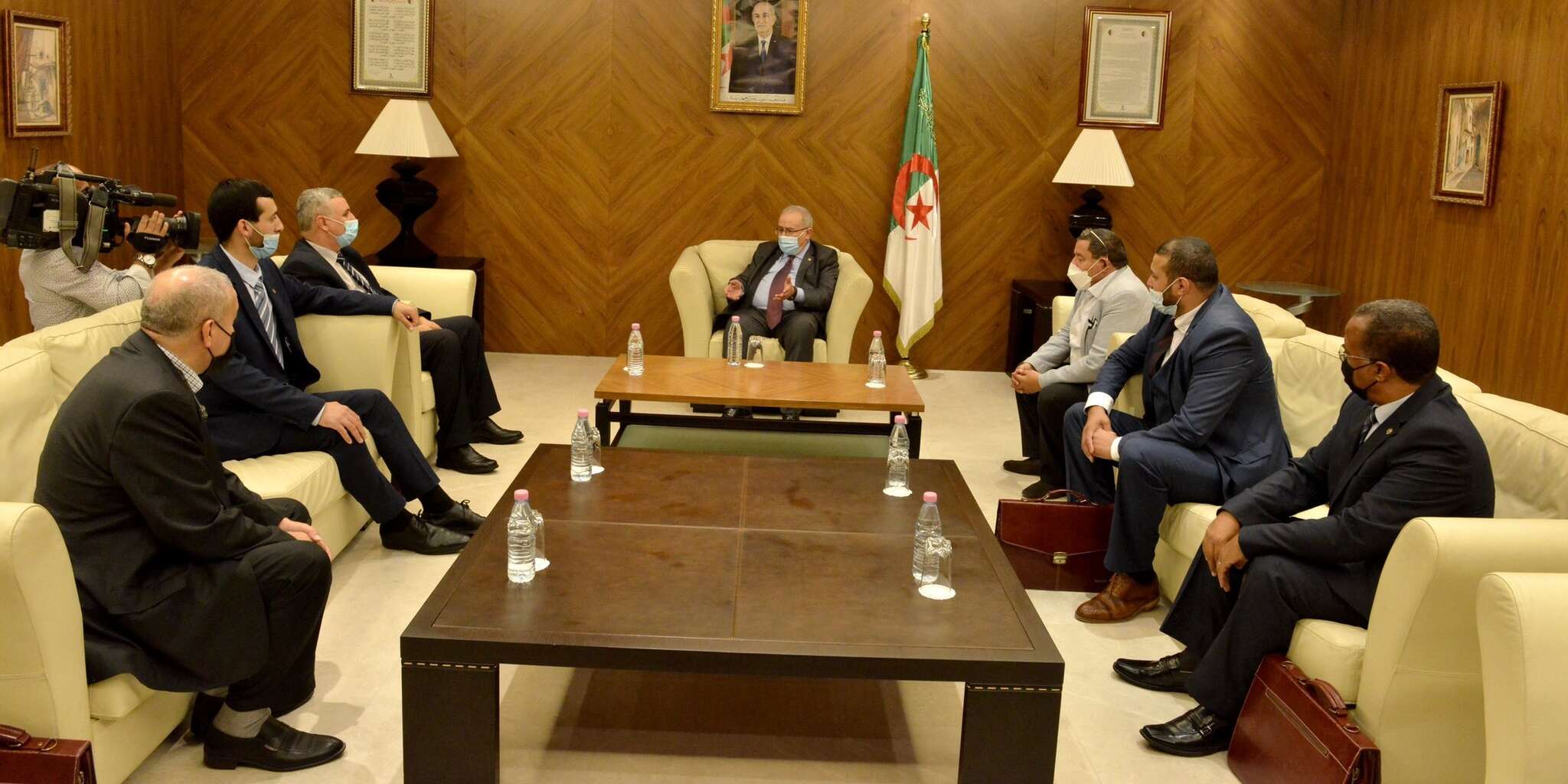 لعمامرة يستقبل نوابا عن الجالية الوطنية بالخارج