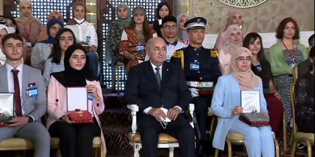 الرئيس تبون يكرم المتفوقين الأوائل في بكالوريا 2021