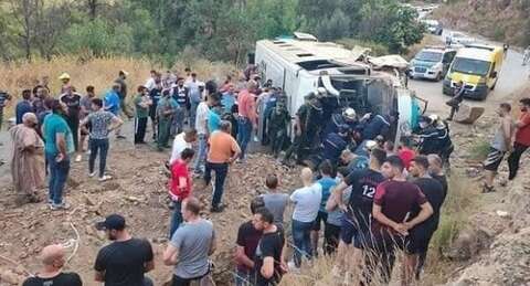 تيزي وزو: وفاة شخصين واصابة 27 آخرين في انقلاب حافلة نقل المسافرين