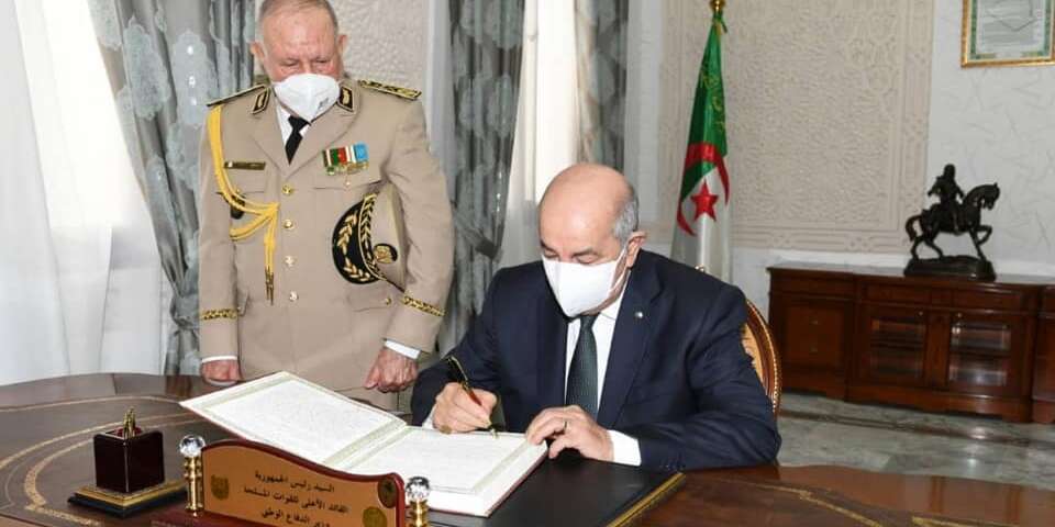 الرئيس تبون يوقع مرسوم متضمن إحداث مصلحة مركزية للشرطة القضائية لأمن الجيش