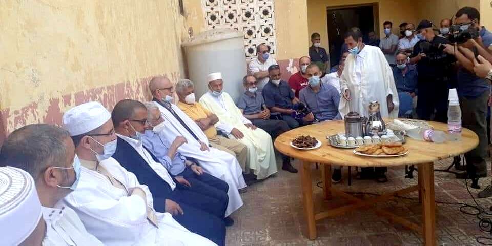 وفد من أعيان الأربعاء ناث ايراثن يقدمون العزاء لعائلة جمال بن إسماعيل بمليانة
