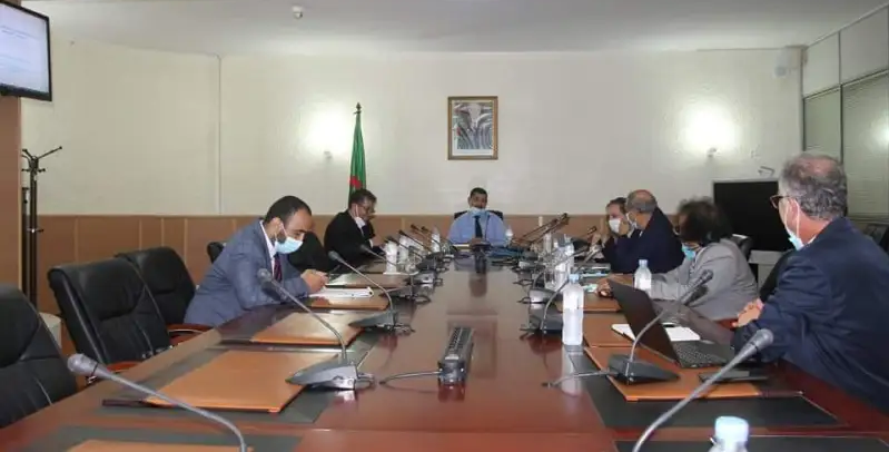 بكاي يؤكد ضرورة إزالة العقبات القانونية أمام المستثمرين في مجال النقل