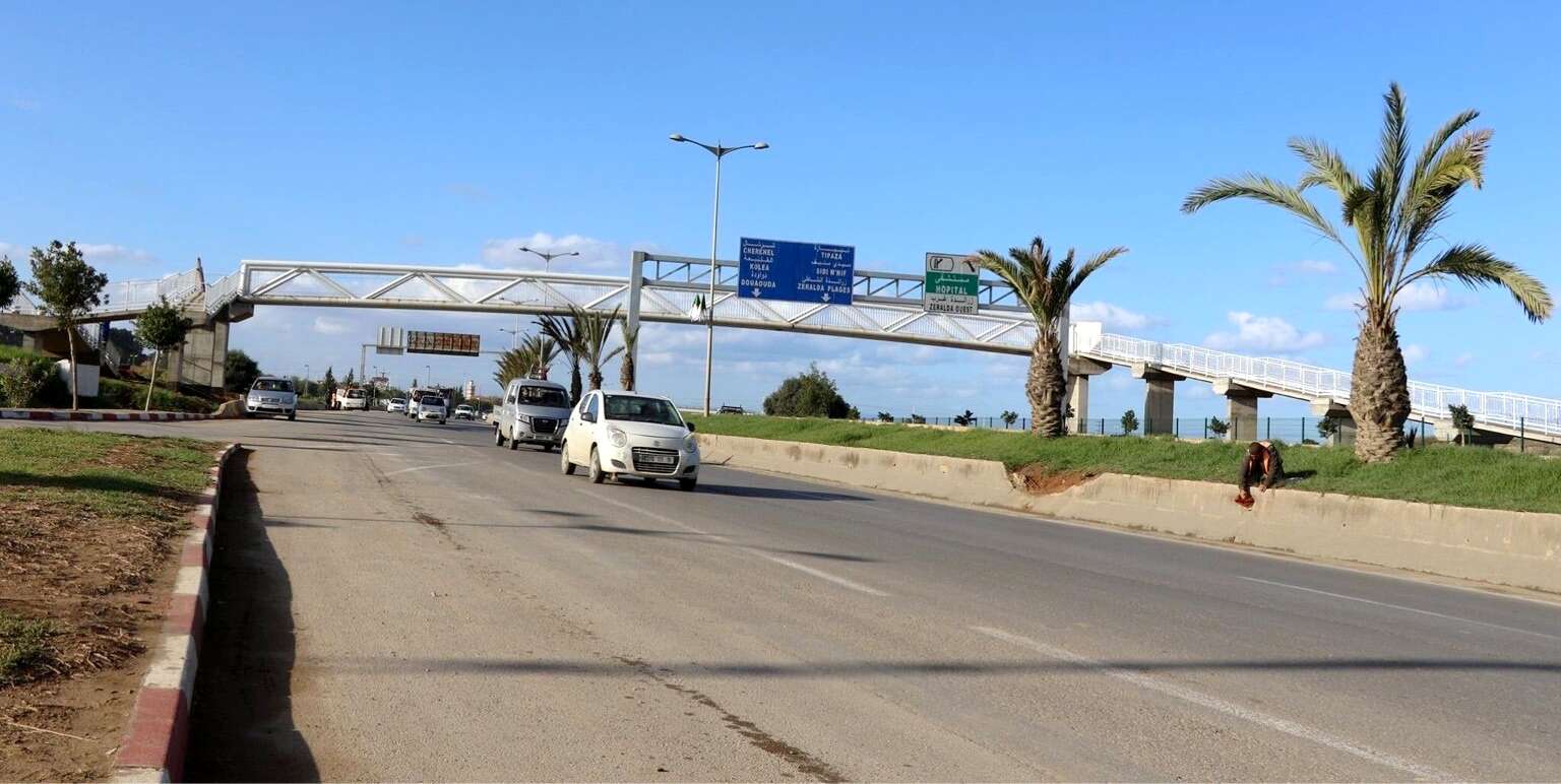 بسبب سوء الأحوال الجوية.. غلق مؤقت للطريق السريع الرابط بين زرالدة وتيبازة