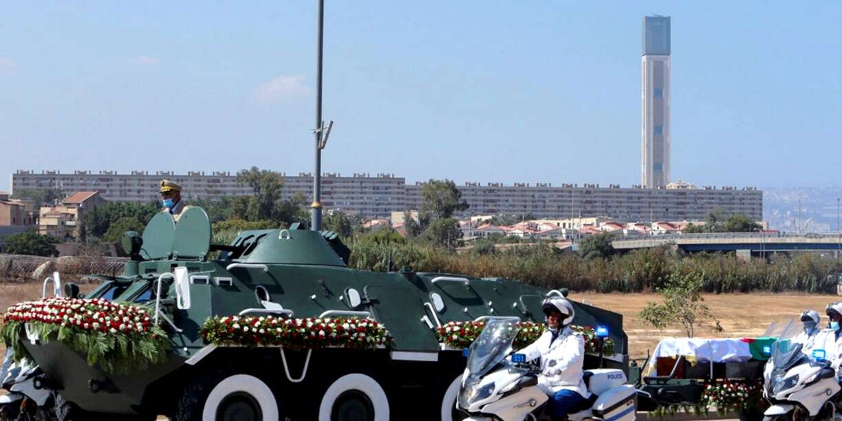 وزارة الشؤون الدينية تستنكر طمس منارة مسجد الجزائر الأعظم من الصفحة الأولى لجريدة “الوطن”