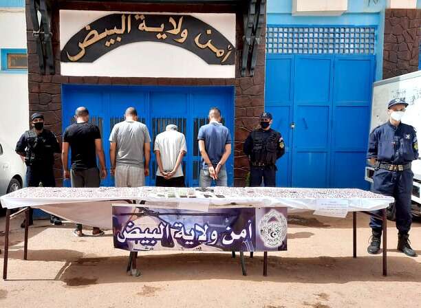 البيض: الأمن يطيح بشبكة إجرامية ويحجز 5200 قرص مهلوس