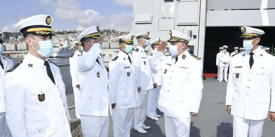 قائد القوات البحرية يشرف على تفتيش فرقاطة الرادع المتن 910