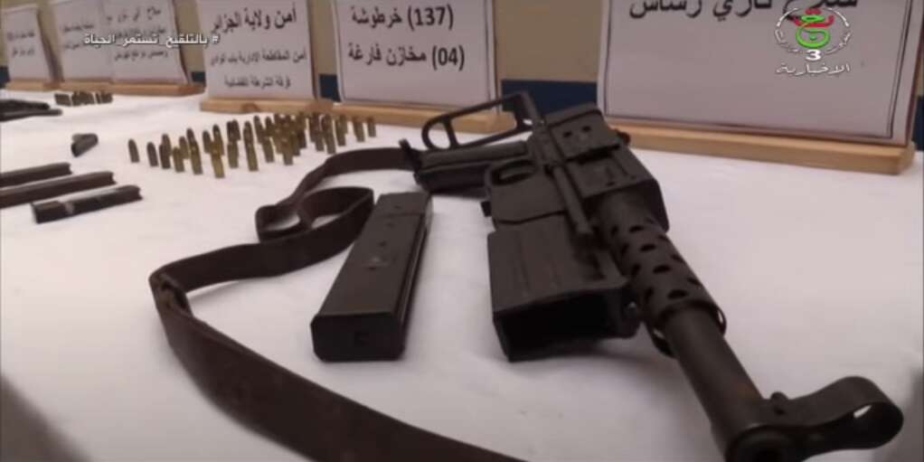 حجز سلاح رشاش ومسدس ناري و156 رصاصة بباب الوادي