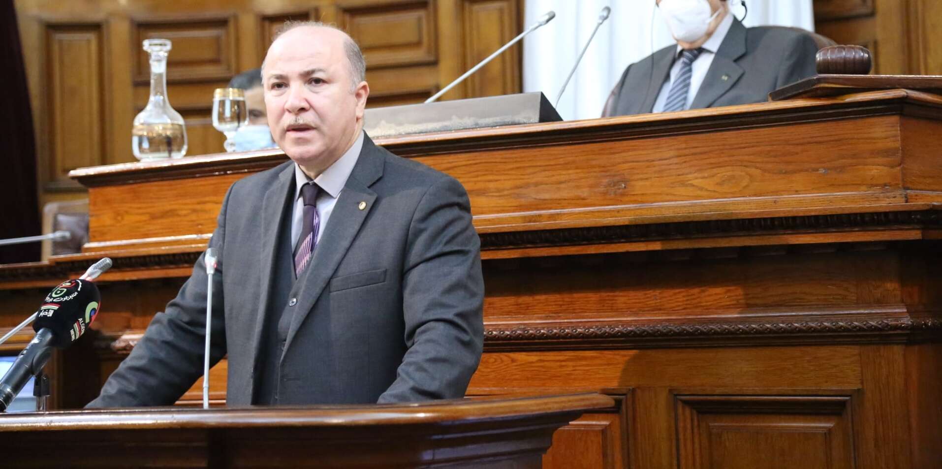 الوزير الأول يشرع في الرد على تساؤلات وملاحظات أعضاء مجلس الأمة