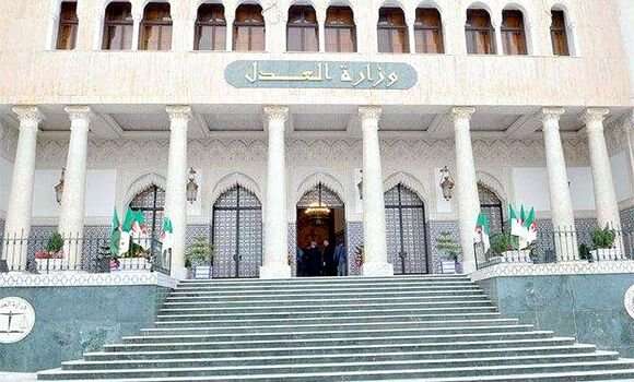 الشروع في تنصيب الرؤساء والنواب العامين لدى المجالس القضائية