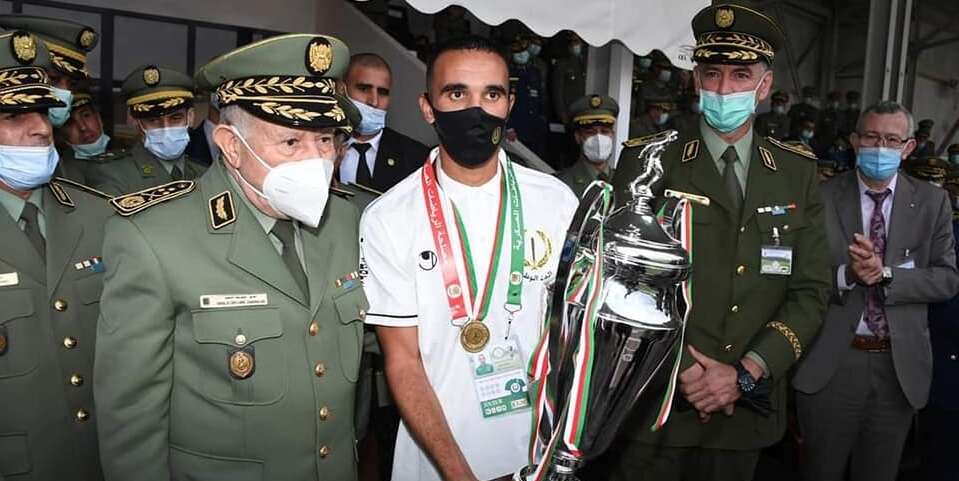 الفريق السعيد شنڨريحة يشرف على مراسم المقابلة النهـائية لكأس الجزائر العسكرية لكرة القدم في طبعتهـا الـ49