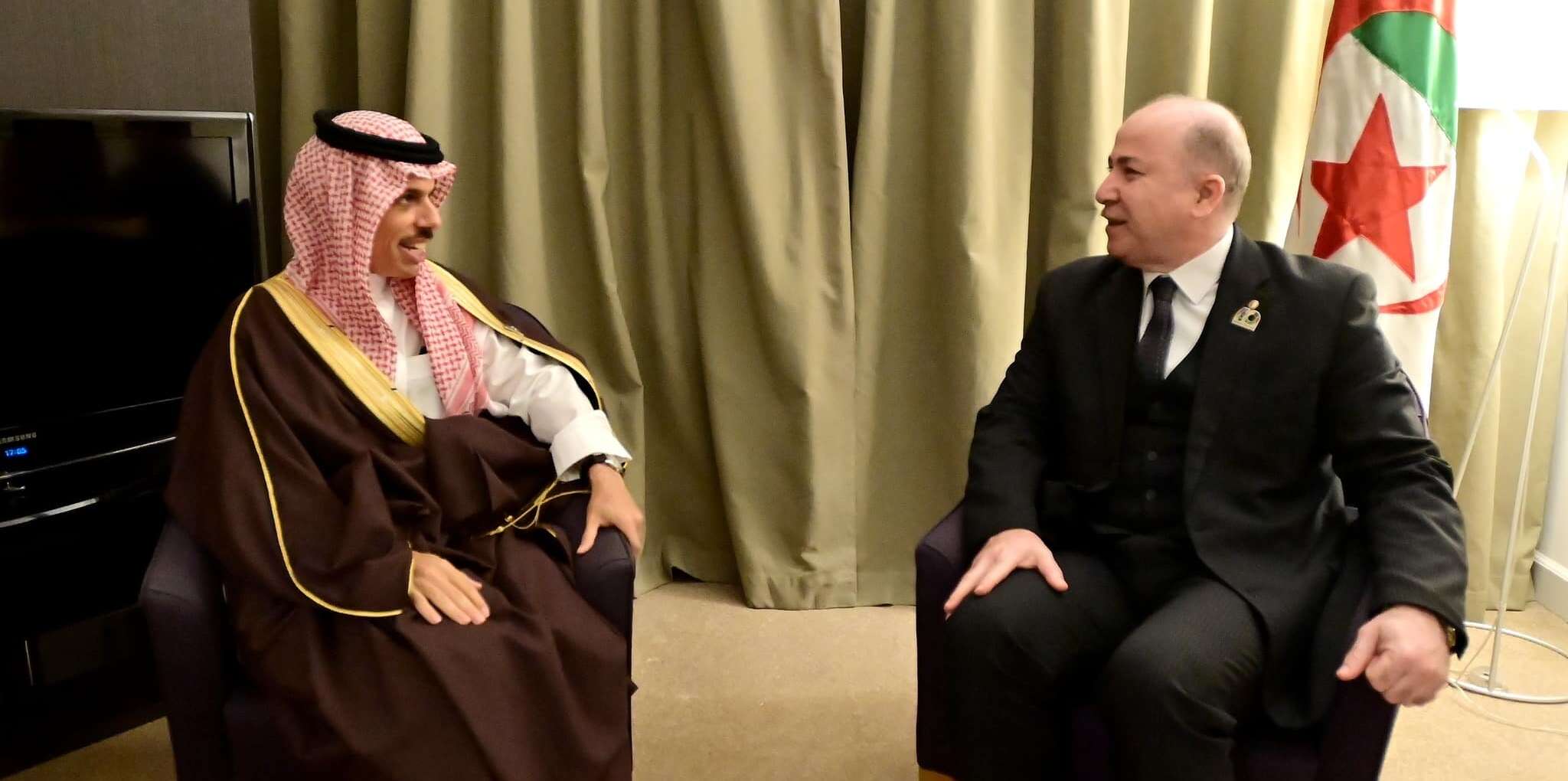 الوزير الأول يبحث مع وزير الخارجية السعودي سبل تعزيز التعاون الثنائي